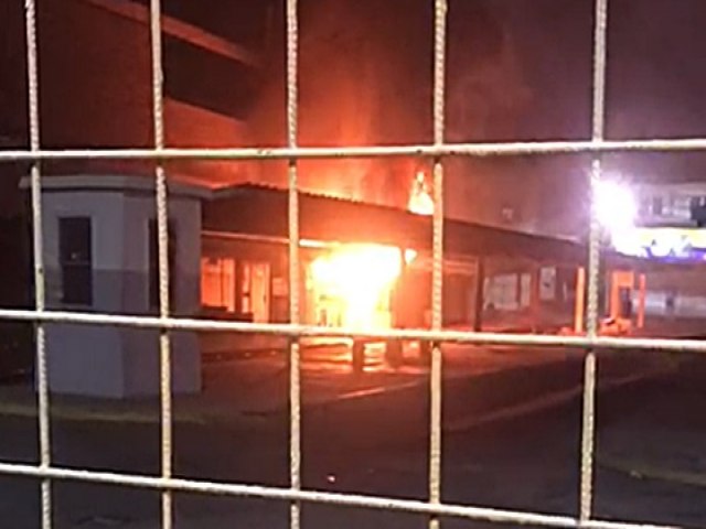 Incndio no Terminal Rodovirio Urbano de Juazeiro na noite desta sexta (11), veja vdeo