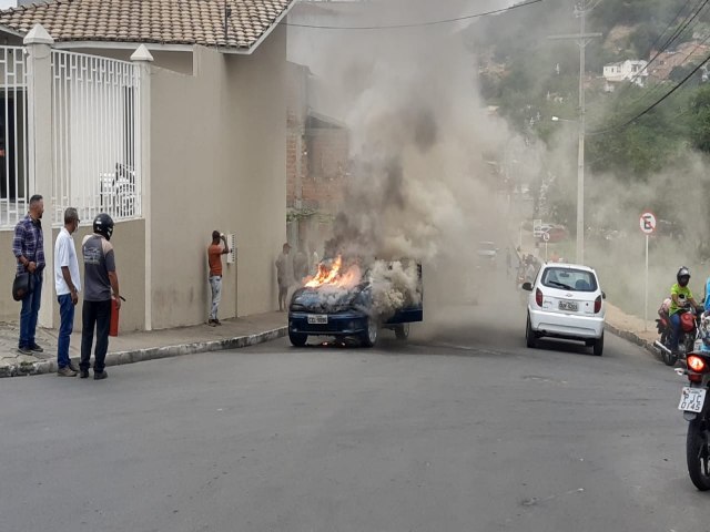 Carro pega fogo na Rua Ubaldino Mesquita Passos, em Jacobina; veja vdeo