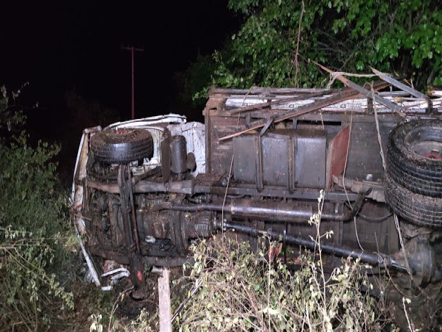 Um morto e dois feridos, vtimas de acidente com caminho na regio do Serra do Tombador em Jacobina
