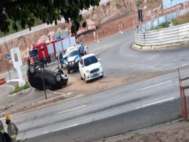 Motorista capota carro durante perseguio policial em Salvador