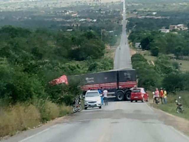 Bitrem apresenta problema em ladeira, desce de r a fica atravessada na pista