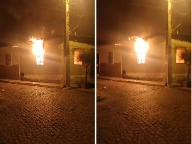 Brumado: Homem flagra mulher com amante e toca fogo na prpria casa