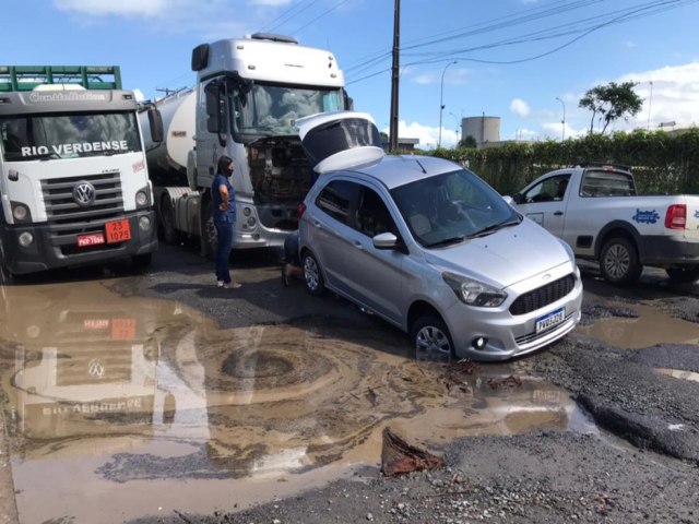 Carro fica preso aps cair em cratera na BA-523, em So Francisco do Conde