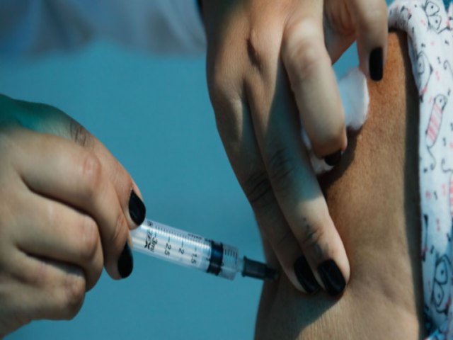 Sesab nega aplicao de vacinas contra Covid-19 com validade vencida