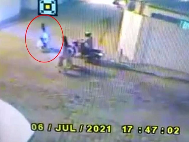 Cmera flagra motoqueiro roubando mulher em Jacobina; assista