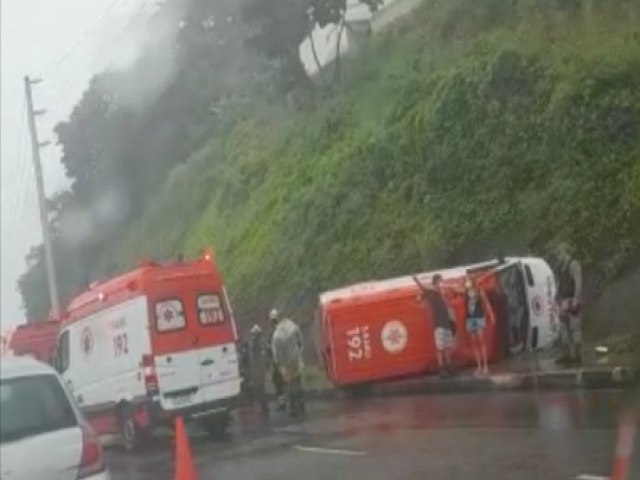 Cinco pessoas ficam feridas em acidente com ambulncia do Samu em Salvador