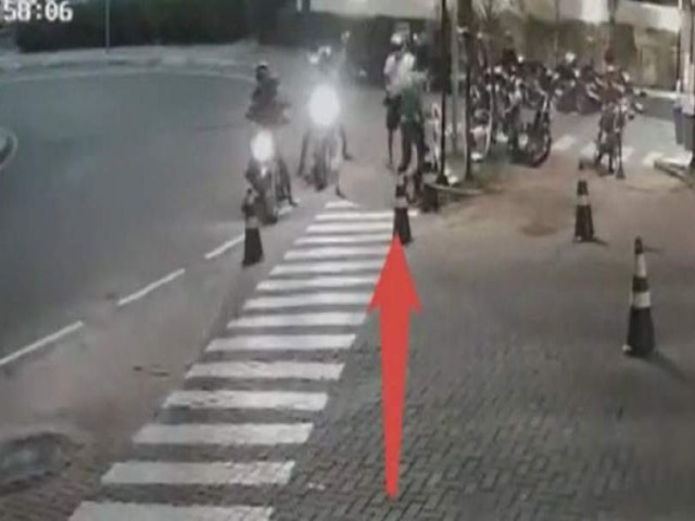 Salvador: Quatro criminosos em motocicletas promovem assaltos no Caminho das rvores; assista