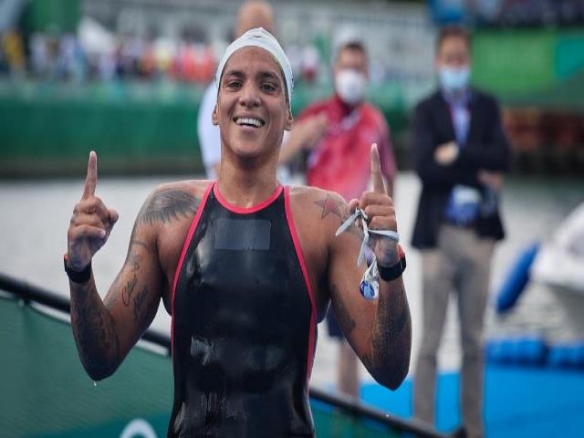 Baiana Ana Marcela Cunha é ouro na maratona aquática