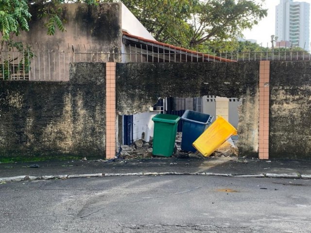 Salvador: Motorista perde controle de carro e derruba muro de colgio no bairro da Pituba; tubulao foi atingida e o local inundado