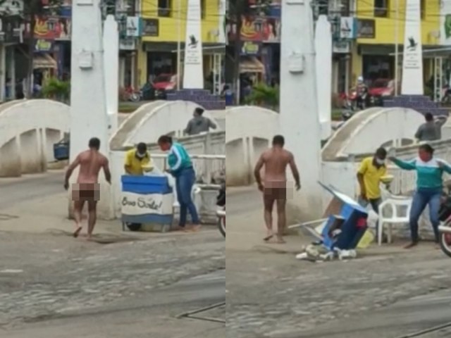 Sem roupas, homem anda pelo Centro de cidade baiana, derruba banca e  filmado