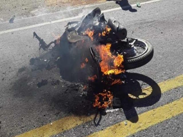 Motociclista morre carbonizado e trs pessoas ficam feridas em grave acidente na cidade de Bom Jesus da Lapa