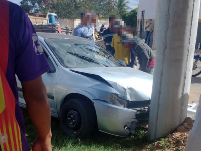 Idoso morre aps carro em que estava bater contra poste em Queimadas; mulher  atropelada