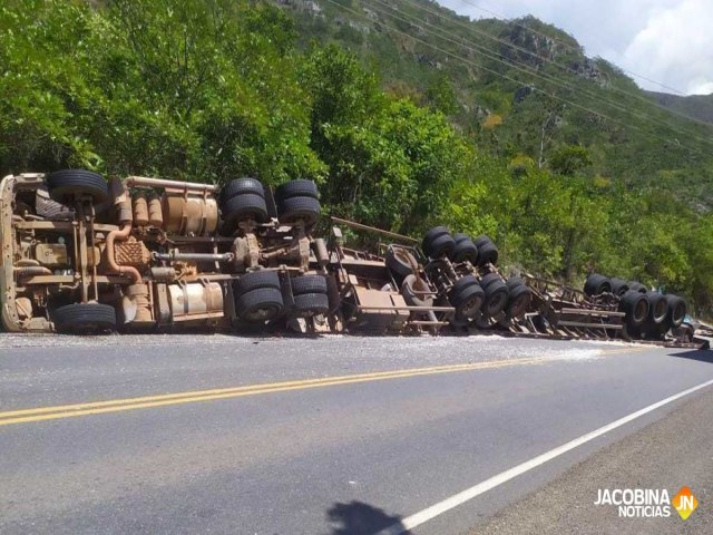 Jacobina: Carreta tomba na BR-324, regio do balnerio Sombra e gua Fresca