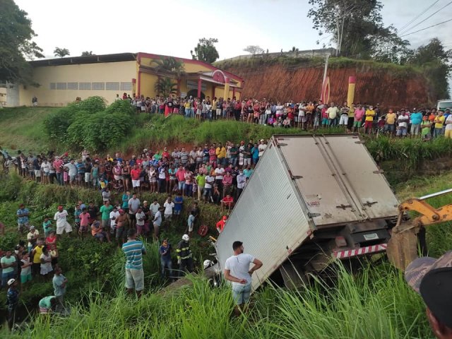 Caminho cai em represa deixa uma vtima fatal e 3 feridos, multido chegou pra saquear a carga