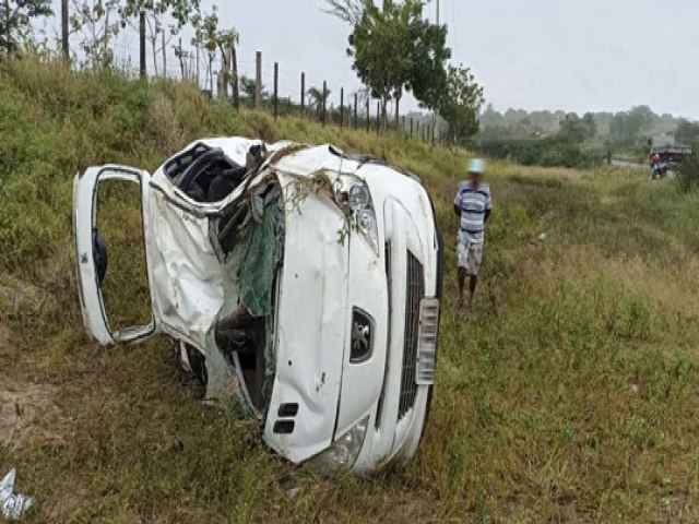 Carro capota e deixa ao menos 3 pessoas feridas na BA-411, em Conceio do Coit