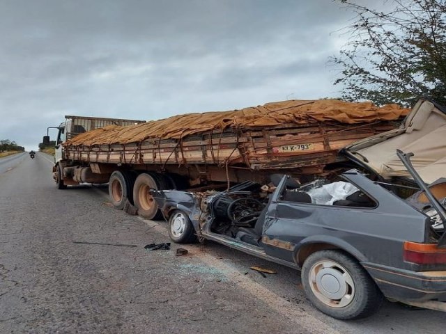 Seabra-BA: Acidente entre carro e caminho deixa um morto e dois gravemente feridos na BR-242