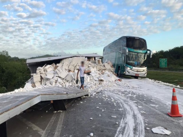 Ba de carreta que transportava gesso tomba na BR-324 e interdita pista