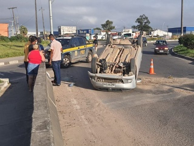 Feira de Santana: Veculo capota na rotatria do bairro Cidade Nova