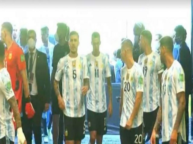Anvisa invade campo e interrompe Brasil x Argentina; seleção Argentina abandona local