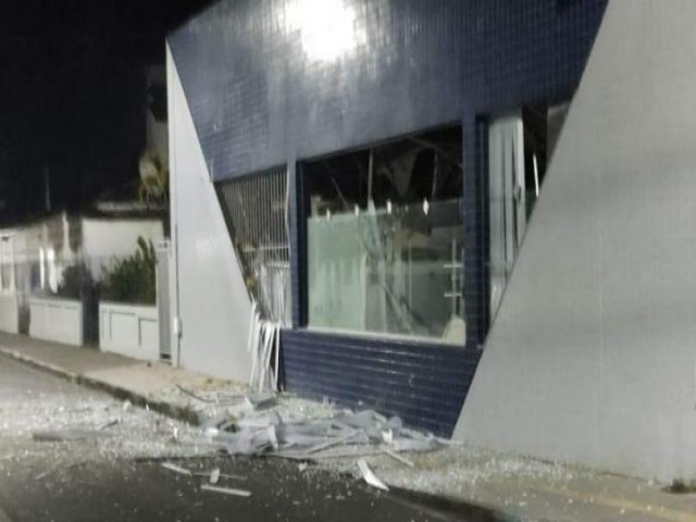 Bandidos explodem agncia bancria em Salinas da Margarida; veja vdeo 