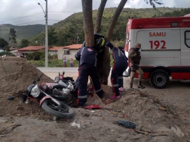 Campo Formoso-BA: Motociclista morre aps colidir em rvore