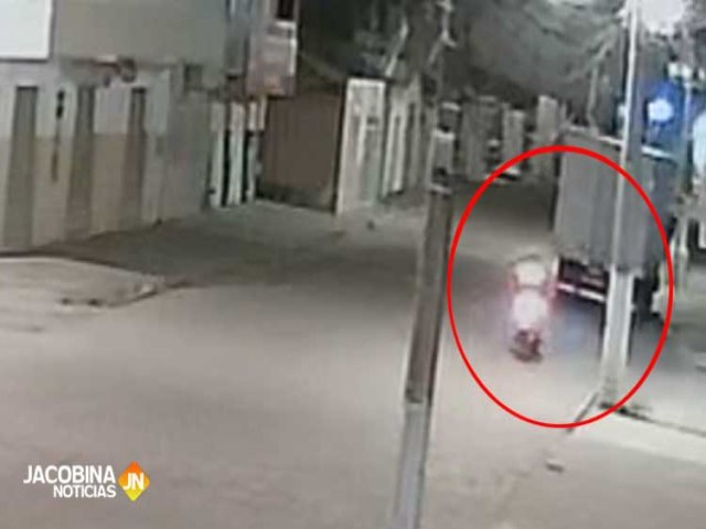 Jovem colide moto em caminho estacionado em Vrzea do Poo; veja vdeo