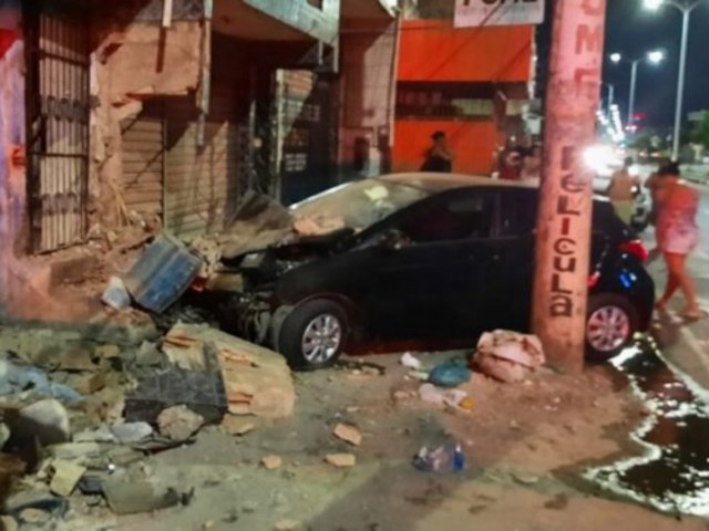 Salvador: Motorista perde o controle da direo e colide carro contra muro de bar localizado na Avenida Afrnio Peixoto