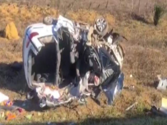 Homem morre e trs pessoas ficam feridas aps carro bater de frente contra carreta no sudoeste da BA