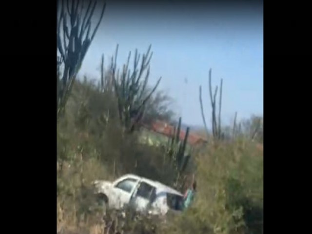 Motorista perde controle ao tentar desviar de buraco, bate em outro veculo e capota carro na BA-120, entre Santaluz e Valente