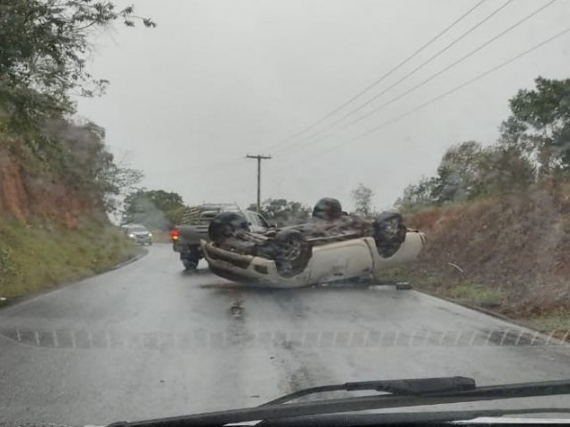 Carro que transportava paciente para reviso em Ruy Barbosa sofre acidente entre Utinga e Bonito.