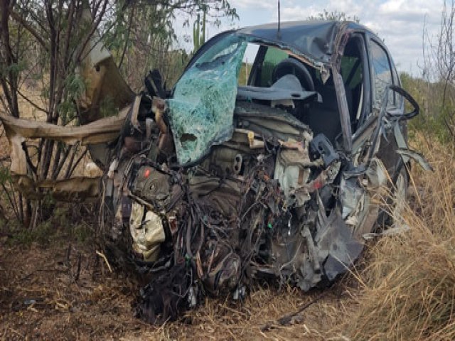 Policial militar da reserva morre aps coliso entre carro e carreta na BA-120, em Santaluz