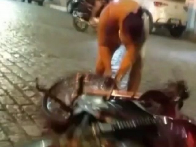 Mulher em fria flagra marido com travesti, corre atrs e detona motocicleta na Bahia, veja vdeo