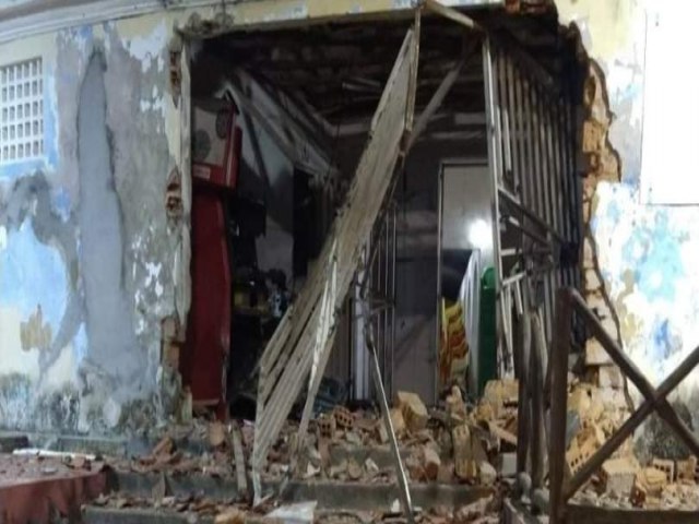 Bandidos explodem caixa eletrnico no Mercado Municipal de Itaparica; veja vdeo
