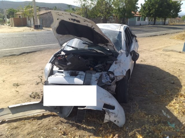 Condutora perde controle da direo e capota carro na BA-131 no municipio de Miguel Calmon