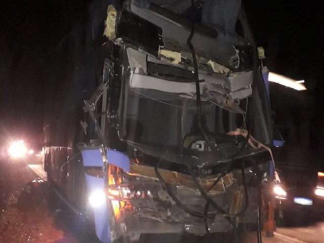 Batida entre nibus e carreta deixa pelo menos cinco feridos em rodovia na Chapada Diamantina