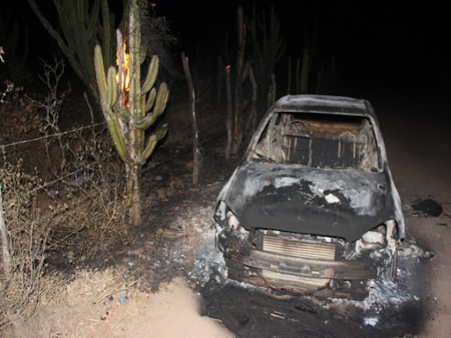 Carro  encontrado incendiado em estrada vicinal de Riacho do Jacupe