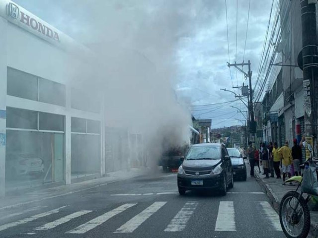 nibus pega fogo em Salvador e fumaa se espalha em bairro