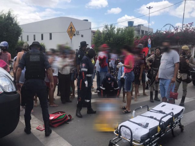 Mulher fica ferida aps coliso entre motos no Centro de Santaluz
