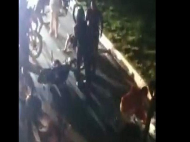 Vdeo: Pedestre morre ao ser atropelado por motocicleta na Av. Paralela