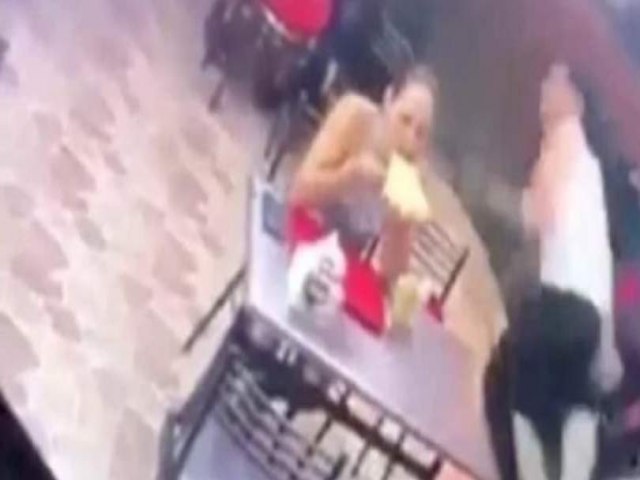 Em assalto, homem abandona a namorada, que continua comendo, veja vdeo