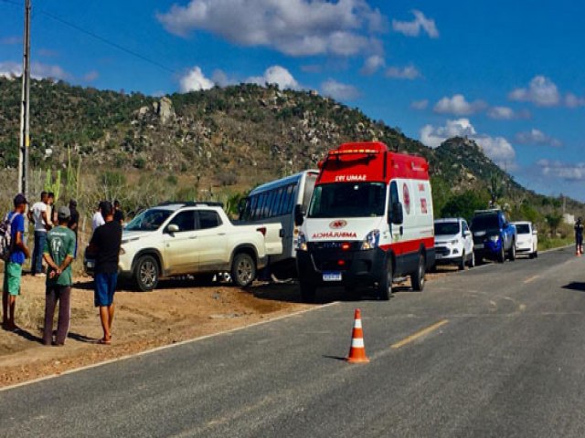 Coliso entre carro e micronibus da Prefeitura de Santaluz deixa dois feridos na BA-120