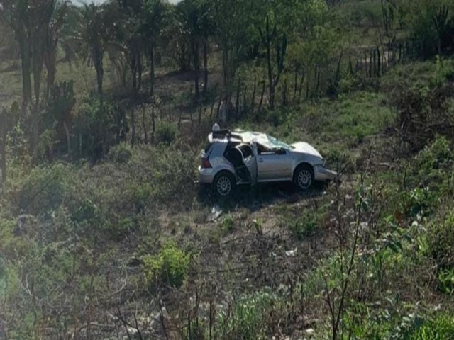 Carro capota e motorista fica ferido na BR-324, entre o Junco e Ramal de Quixabeira