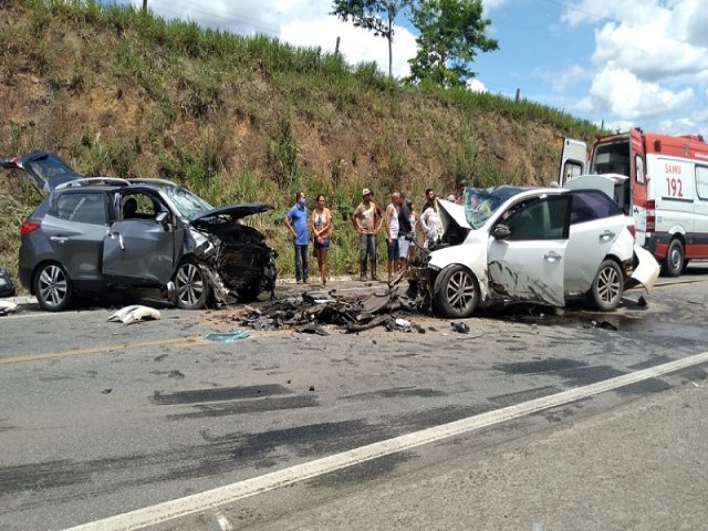 Uma coliso frontal entre dois carros sendo Ultrapassagem em local proibido causa quatro mortes na BR-101