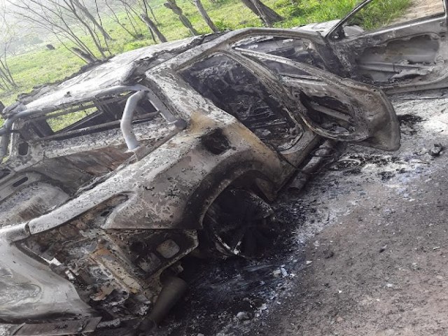 Cam: Caminhonete  encontrada totalmente incendiada prximo ao Quebra Coco