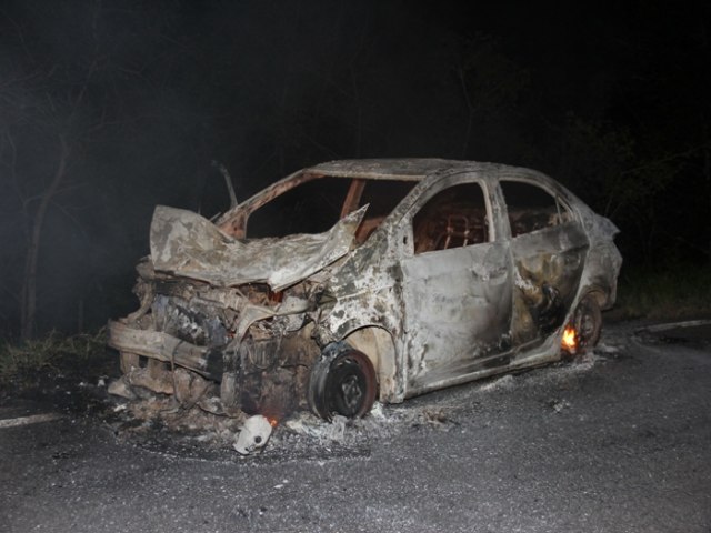 Riacho do Jacupe: Carro pega fogo aps atropelar vaca na BA 120