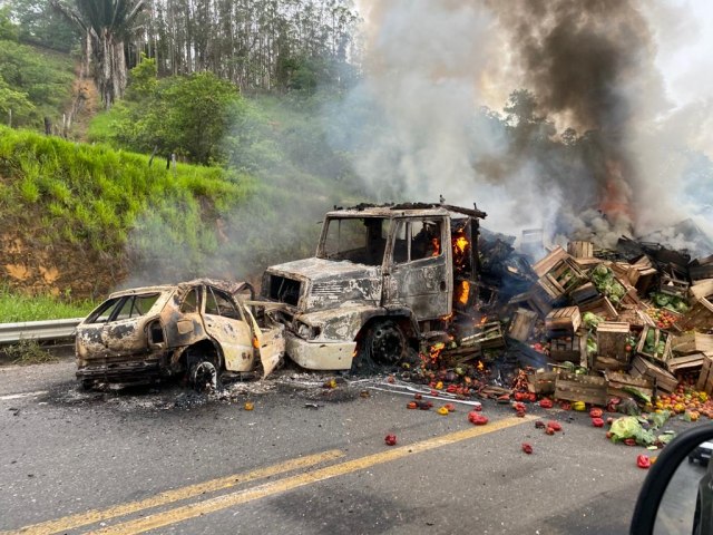 Itamaraju: Caminho e carro de passeio pegam fogo aps baterem de frente na BR-101, veja vdeo