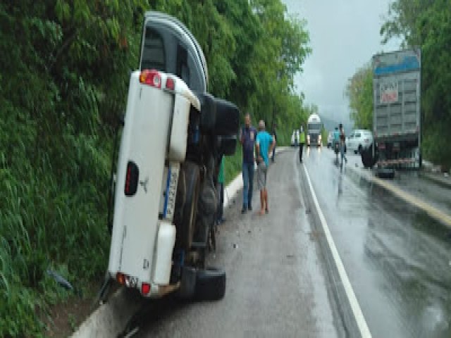 Jacobina: Caminhonete colide em caminho na BR 324