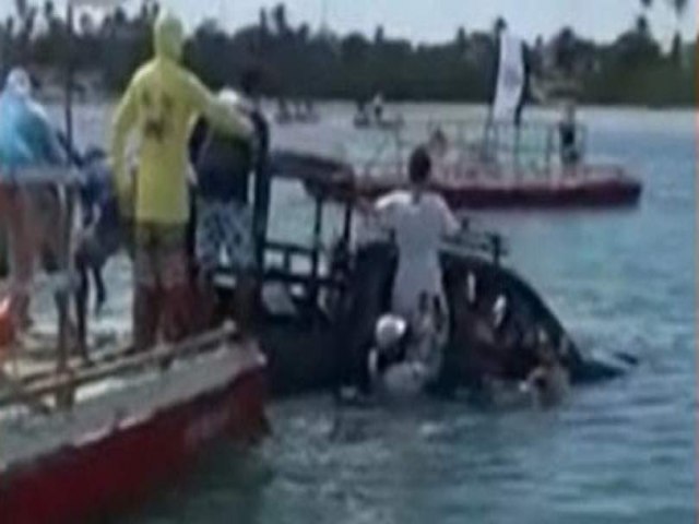 Carro com turistas cai no mar durante travessia de balsa no litoral do Cear; veja vdeo