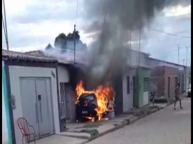 Homem cheio da cachaa toca fogo no prprio carro em Sento S defronte de casa