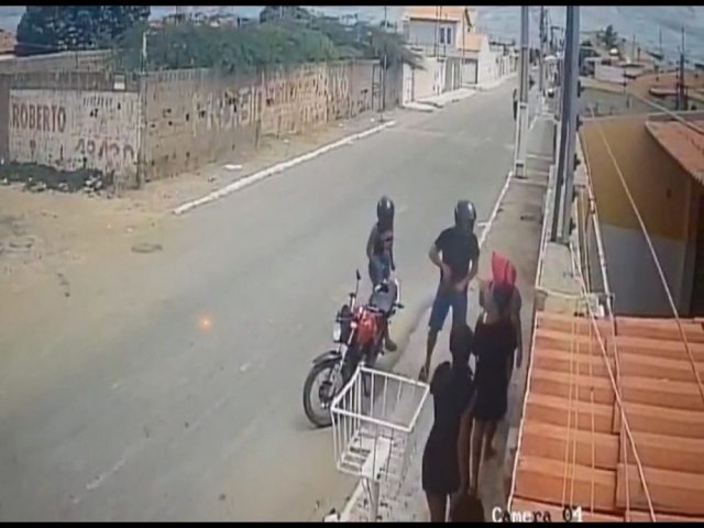 Casal da moto vermelha volta a assaltar em Juazeiro. Cenas flagradas em vdeo